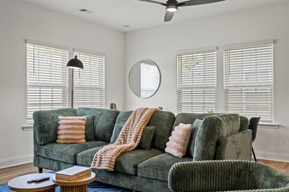 3BR Townhouse Mins to Uptown Charlotte