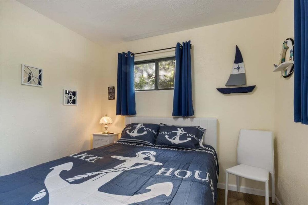 Lakefront Home, Private Dock + Kayaks,arcade Games, Pet Friendly