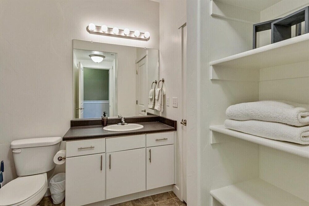 Modern w/ Pool, Gym, Hottub, Golf, Pet Friendly!