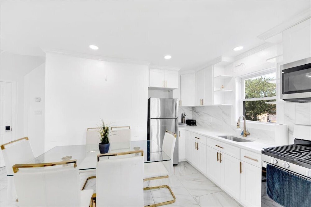 Luxury 5 BR Home Free Parking
