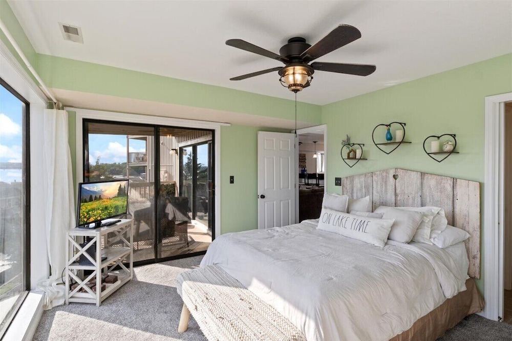 Lakefront Condo w/ Screened Patio, 3 Pools, Boat Slip in Osage Beach