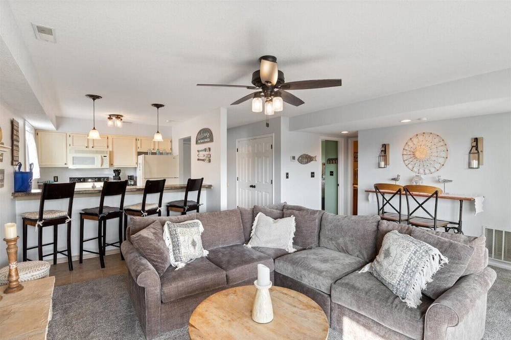 Lakefront Condo w/ Screened Patio, 3 Pools, Boat Slip in Osage Beach