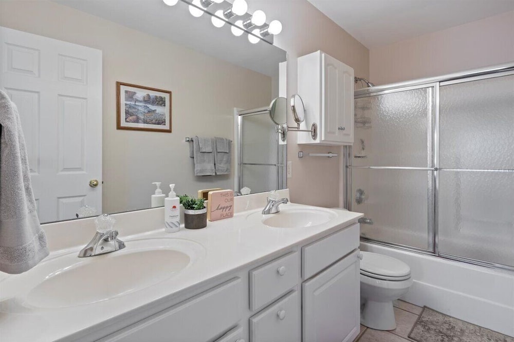 Relaxing Lakefront Condo w/ 2 Heated Pools, Boat Ramp & Slip, Near Golf & Parks