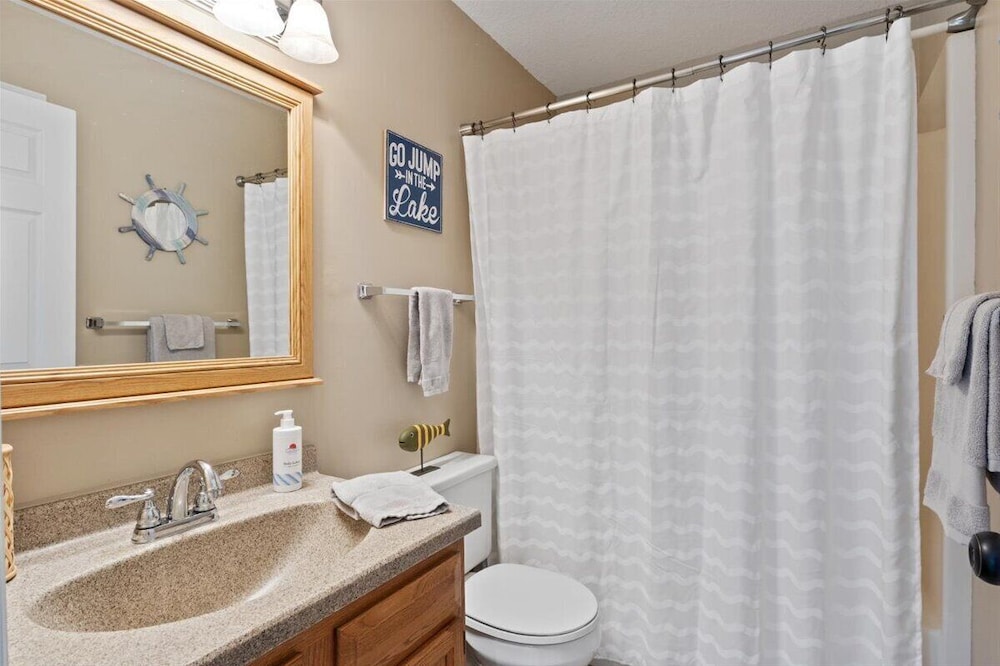 Lakefront Condo w/ Screened Patio, 3 Pools, Boat Slip in Osage Beach