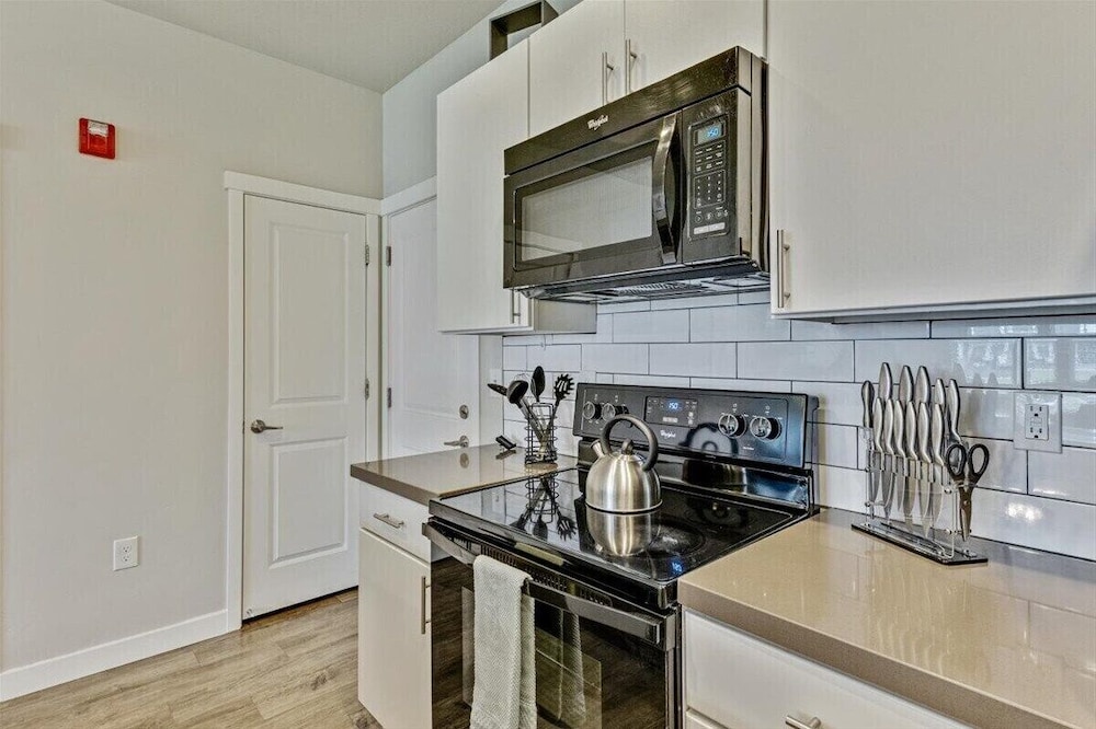 Modern w/ Pool, Gym, Hottub, Golf, Pet Friendly!