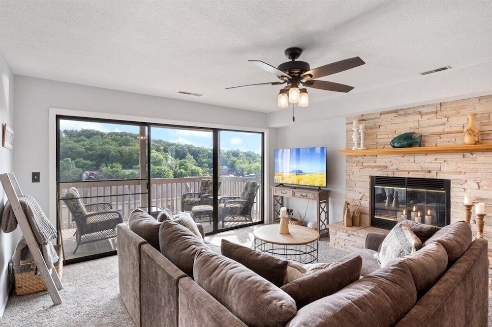 Lakefront Condo w/ Screened Patio, 3 Pools, Boat Slip in Osage Beach