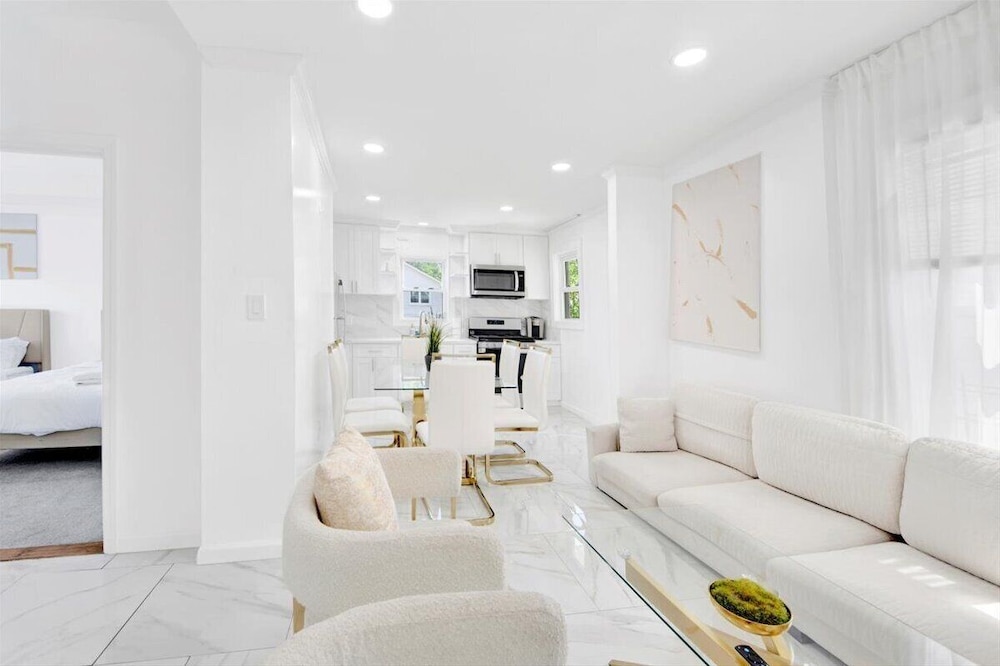 Luxury 5 BR Home Free Parking