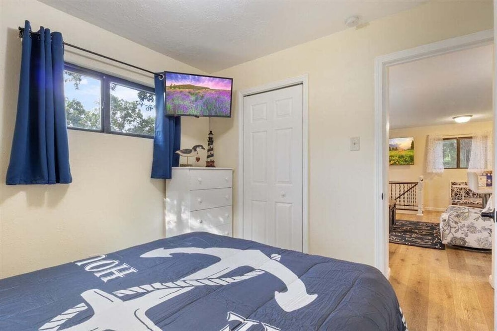 Lakefront Home, Private Dock + Kayaks,arcade Games, Pet Friendly
