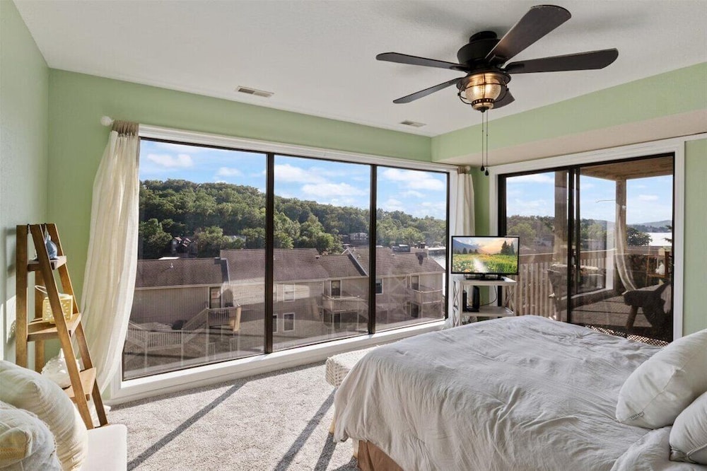 Lakefront Condo w/ Screened Patio, 3 Pools, Boat Slip in Osage Beach