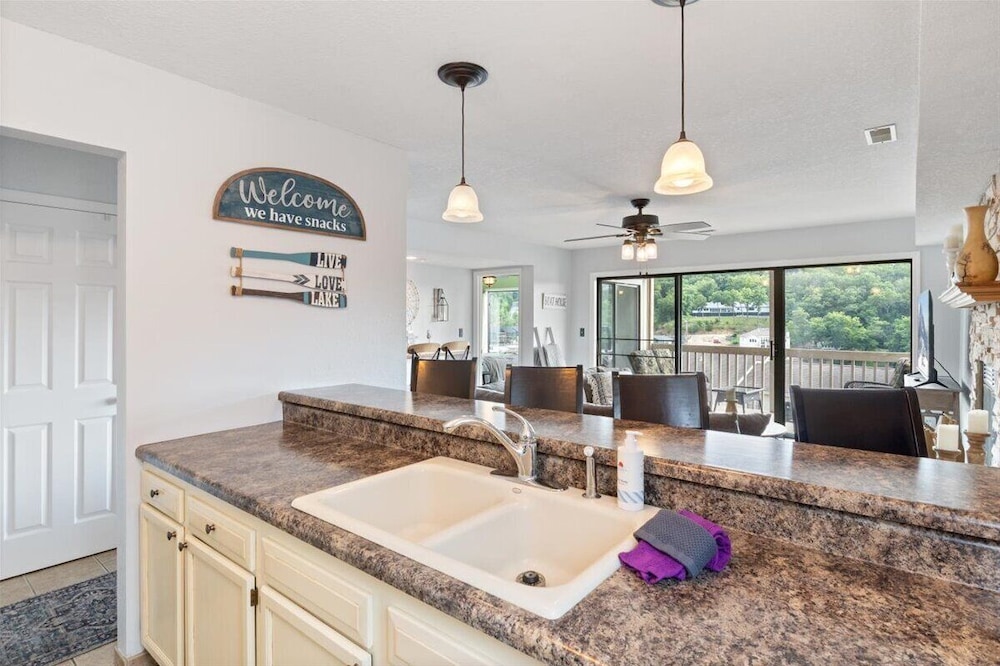 Lakefront Condo w/ Screened Patio, 3 Pools, Boat Slip in Osage Beach