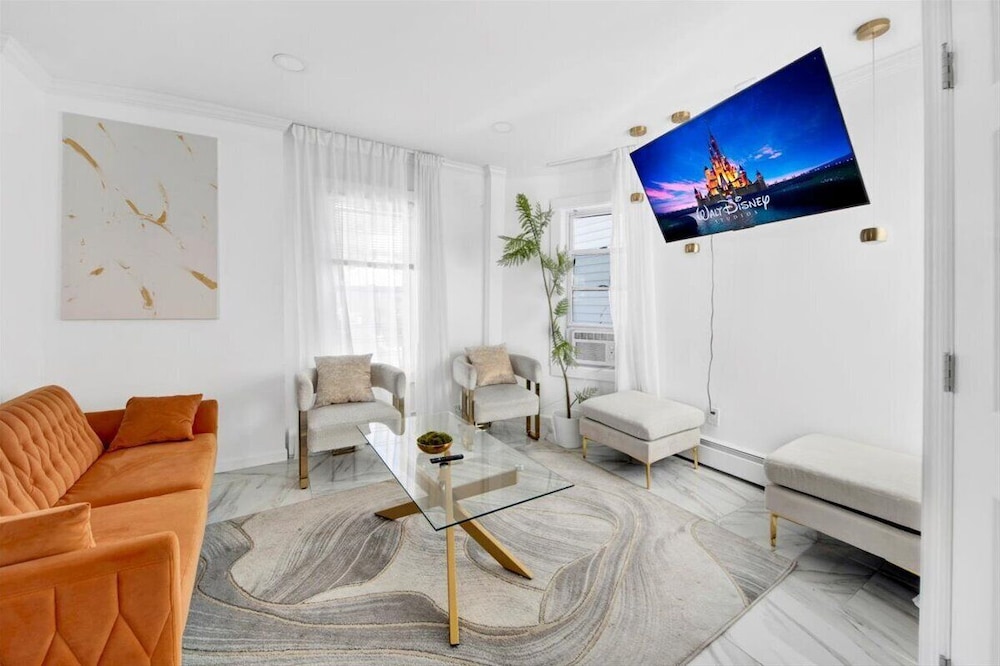 Luxury 5 BR Home Free Parking