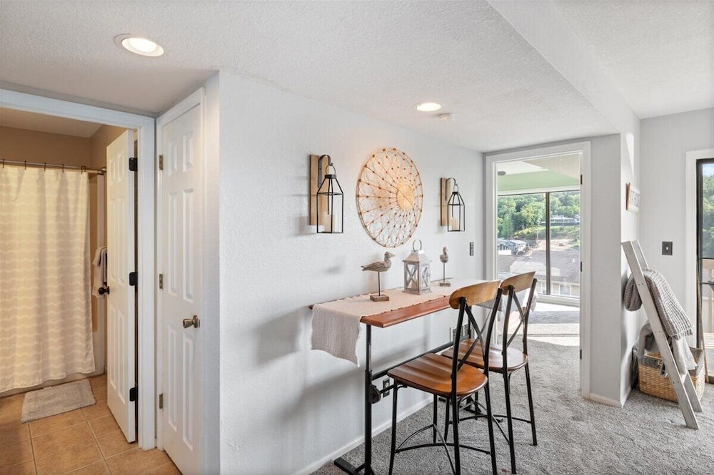 Lakefront Condo w/ Screened Patio, 3 Pools, Boat Slip in Osage Beach