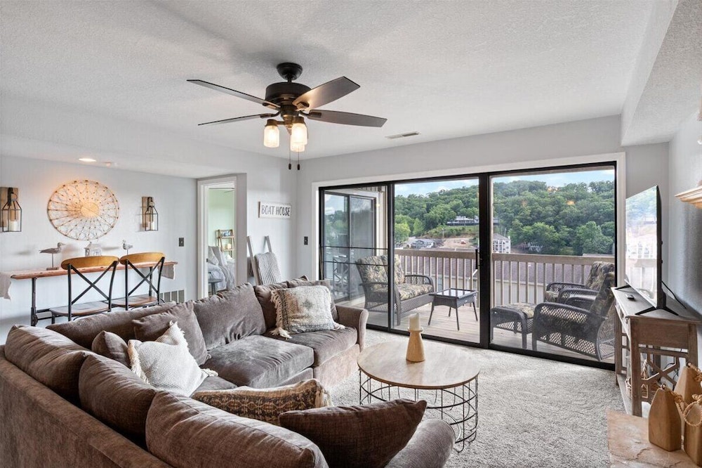 Lakefront Condo w/ Screened Patio, 3 Pools, Boat Slip in Osage Beach