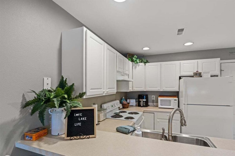 Relaxing Lakefront Condo w/ 2 Heated Pools, Boat Ramp & Slip, Near Golf & Parks