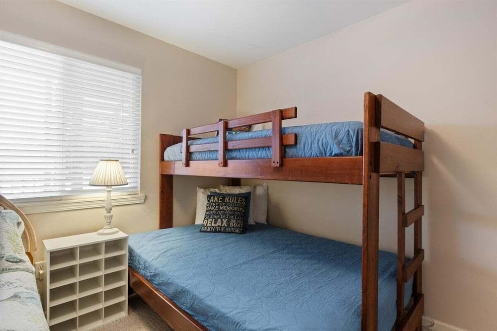 Relaxing Lakefront Condo w/ 2 Heated Pools, Boat Ramp & Slip, Near Golf & Parks