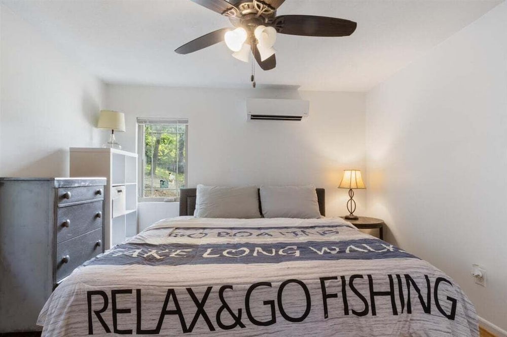 Lakefront Home in a Quiet Cove, Private Dock, Outdoor Dining & Fishing