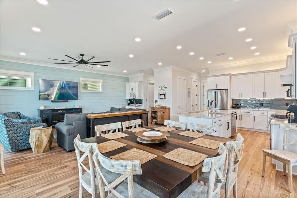 Salty Sue 6 Bedroom Home