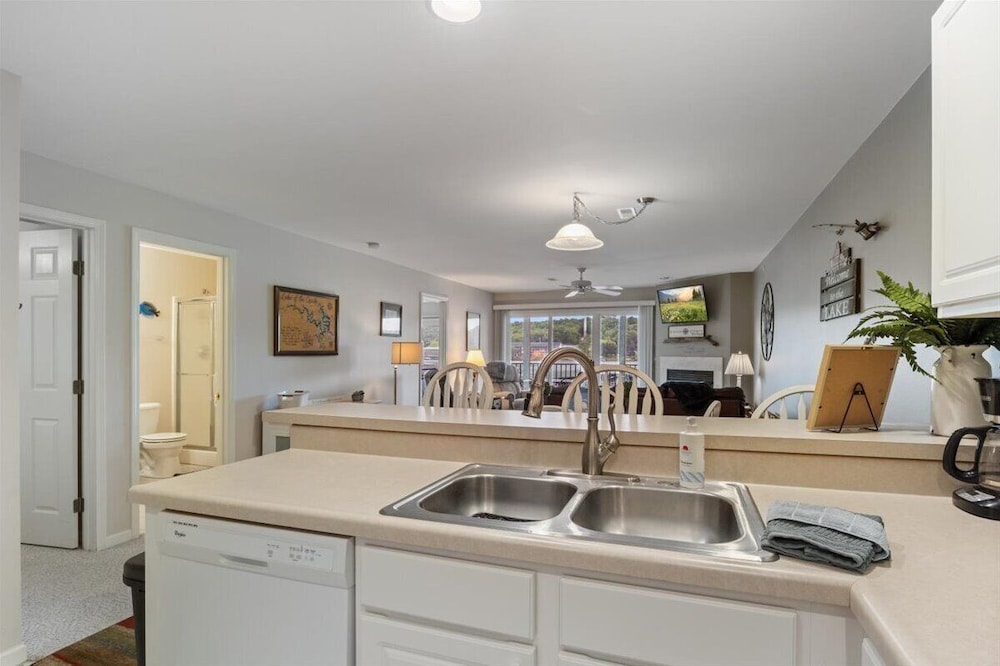 Relaxing Lakefront Condo w/ 2 Heated Pools, Boat Ramp & Slip, Near Golf & Parks