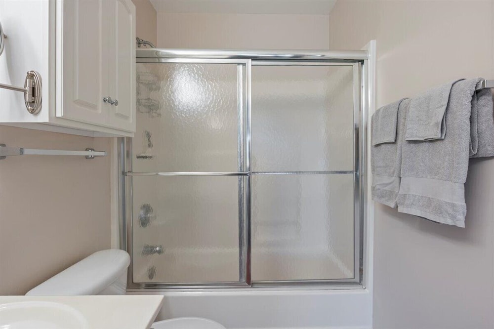 Relaxing Lakefront Condo w/ 2 Heated Pools, Boat Ramp & Slip, Near Golf & Parks