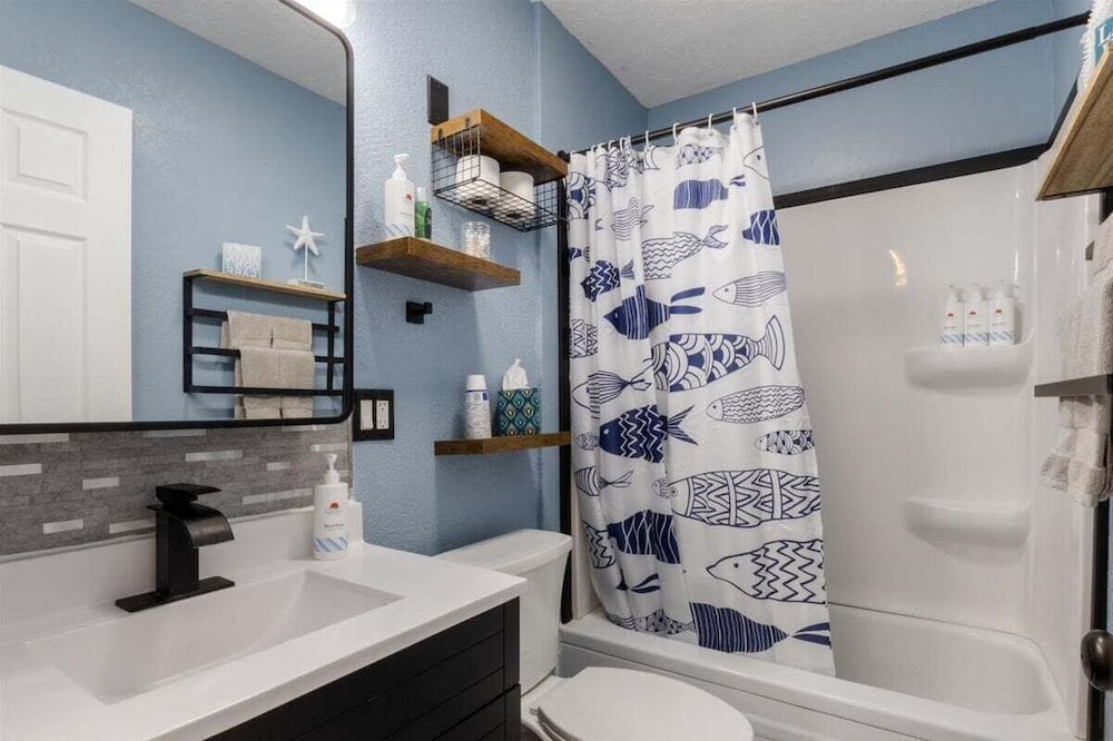 Lakefront Home, Private Dock + Kayaks,arcade Games, Pet Friendly