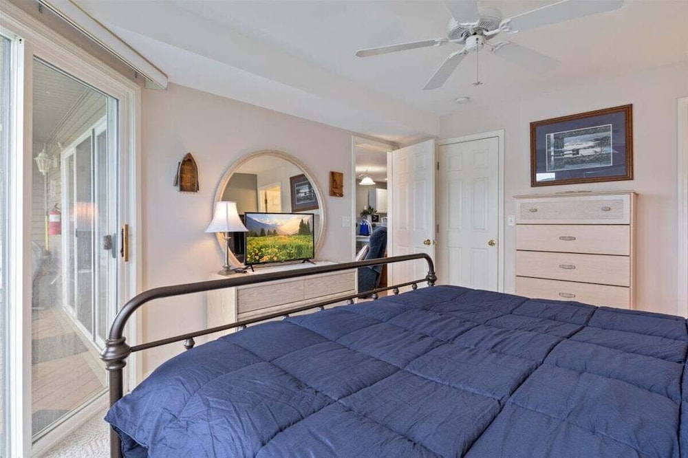 Relaxing Lakefront Condo w/ 2 Heated Pools, Boat Ramp & Slip, Near Golf & Parks