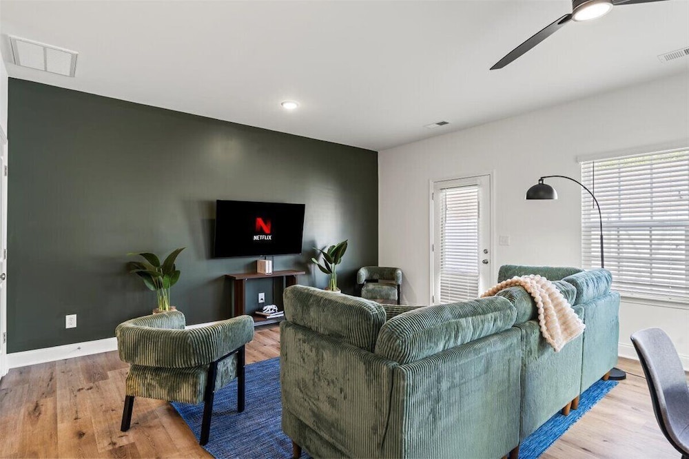 3BR Townhouse Mins to Uptown Charlotte
