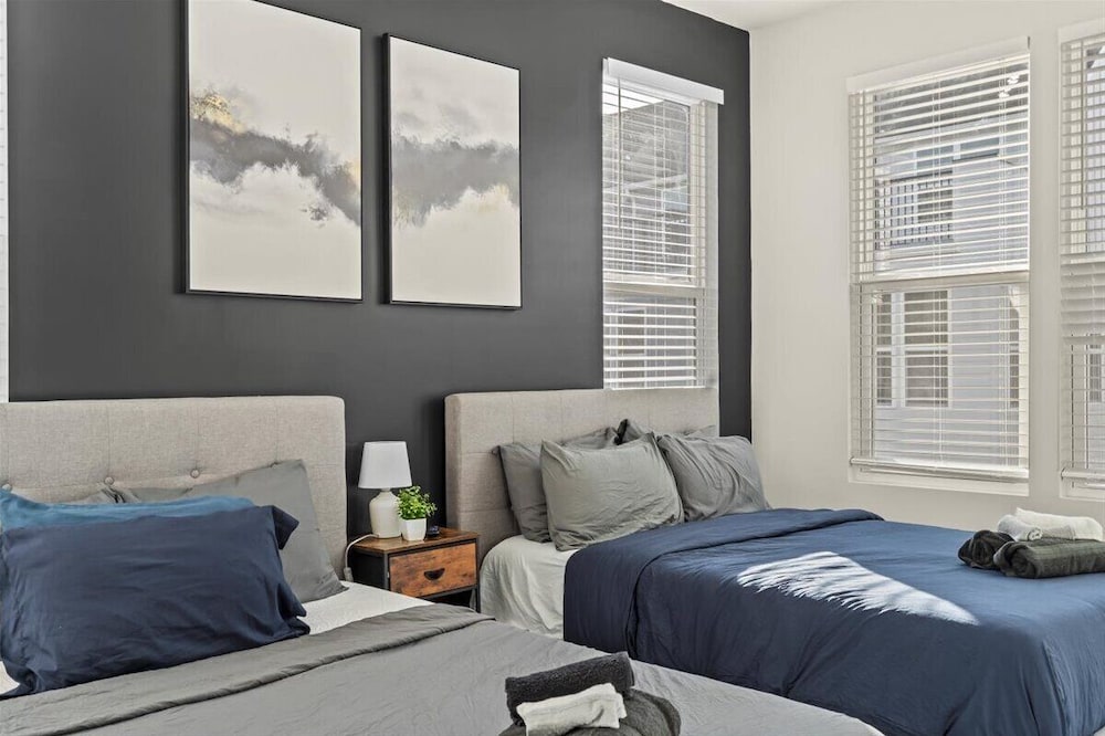 Luxe King 4BR Townhouse in Uptown CLT