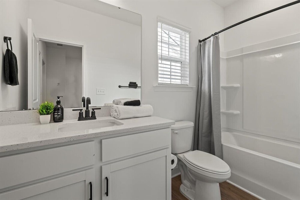 3BR Townhouse Mins to Uptown Charlotte