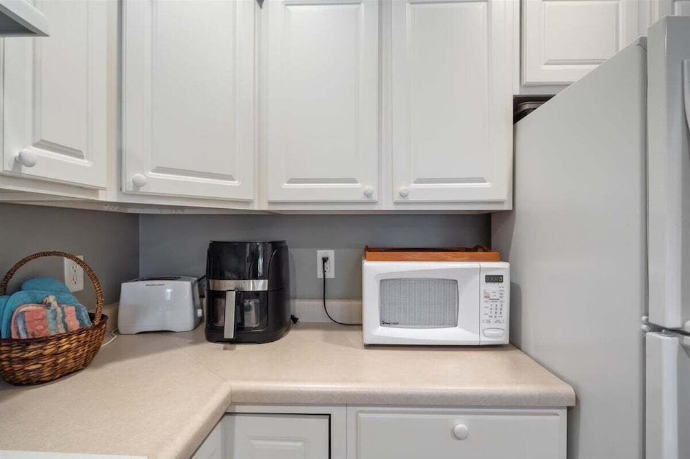 Relaxing Lakefront Condo w/ 2 Heated Pools, Boat Ramp & Slip, Near Golf & Parks