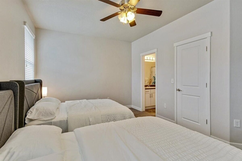 Modern w/ Pool, Gym, Hottub, Golf, Pet Friendly!