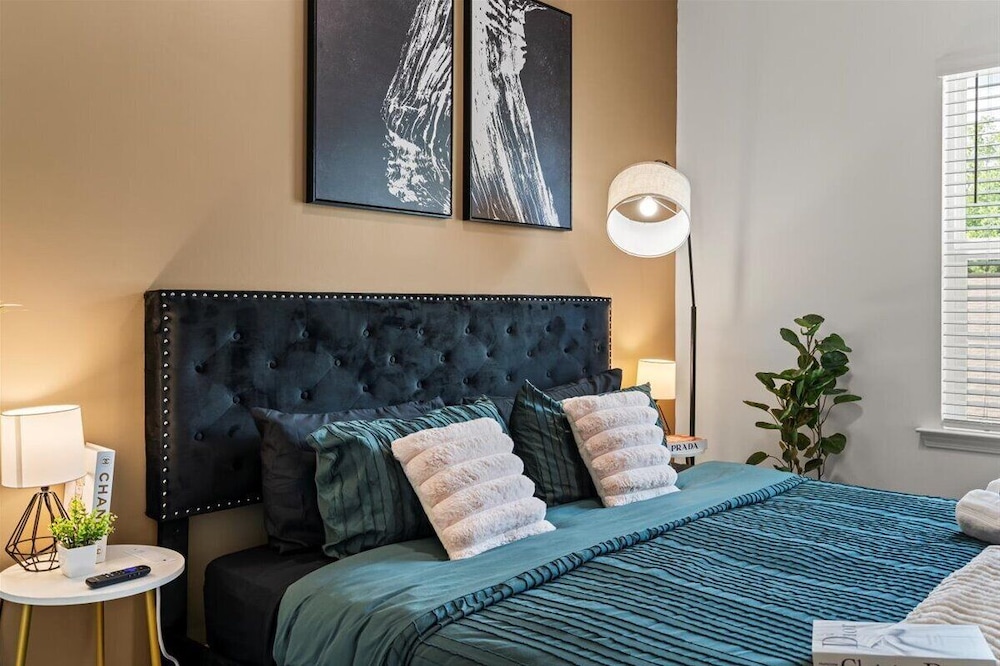 3BR Townhouse Mins to Uptown Charlotte