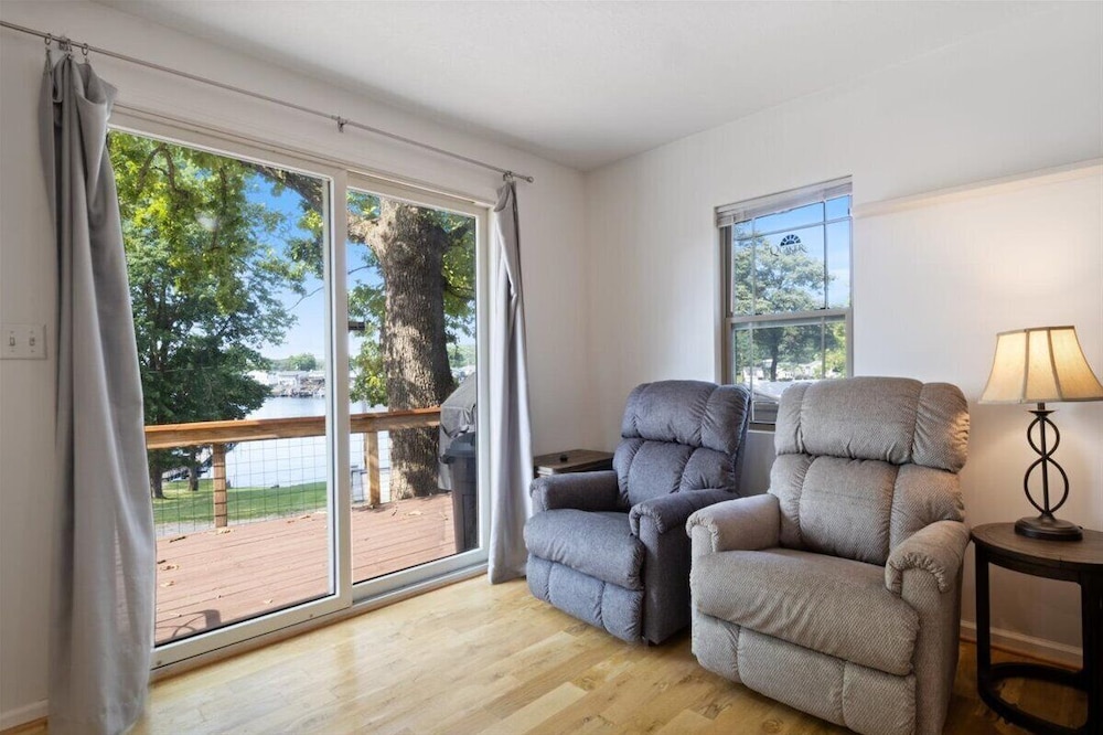 Lakefront Home in a Quiet Cove, Private Dock, Outdoor Dining & Fishing