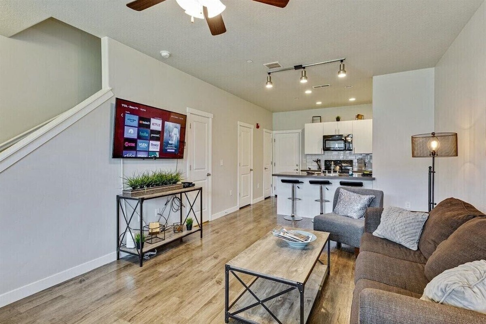 Modern w/ Pool, Gym, Hottub, Golf, Pet Friendly!