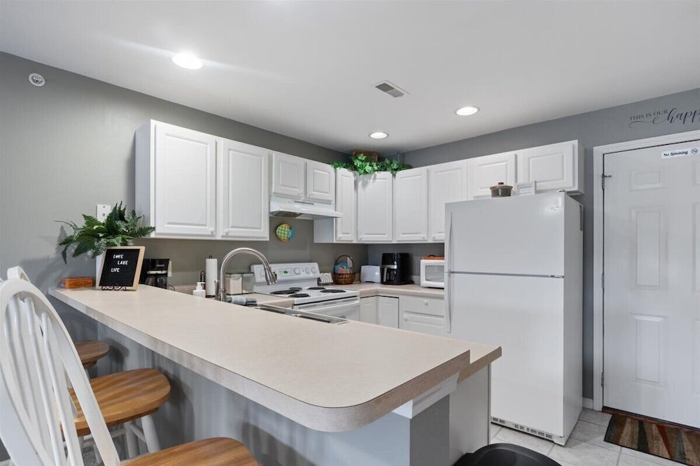 Relaxing Lakefront Condo w/ 2 Heated Pools, Boat Ramp & Slip, Near Golf & Parks