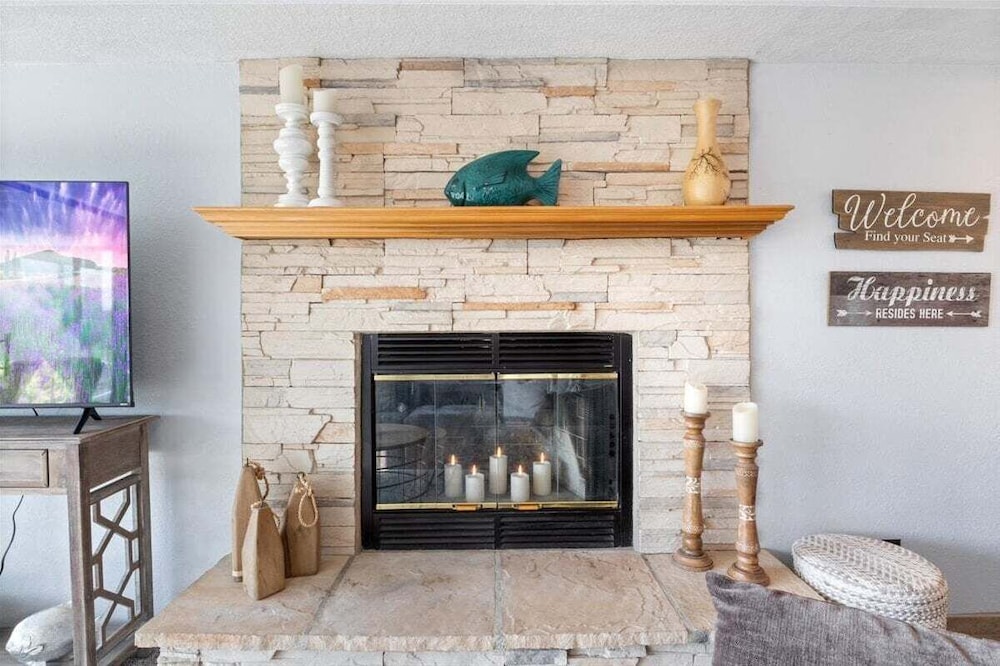 Lakefront Condo w/ Screened Patio, 3 Pools, Boat Slip in Osage Beach