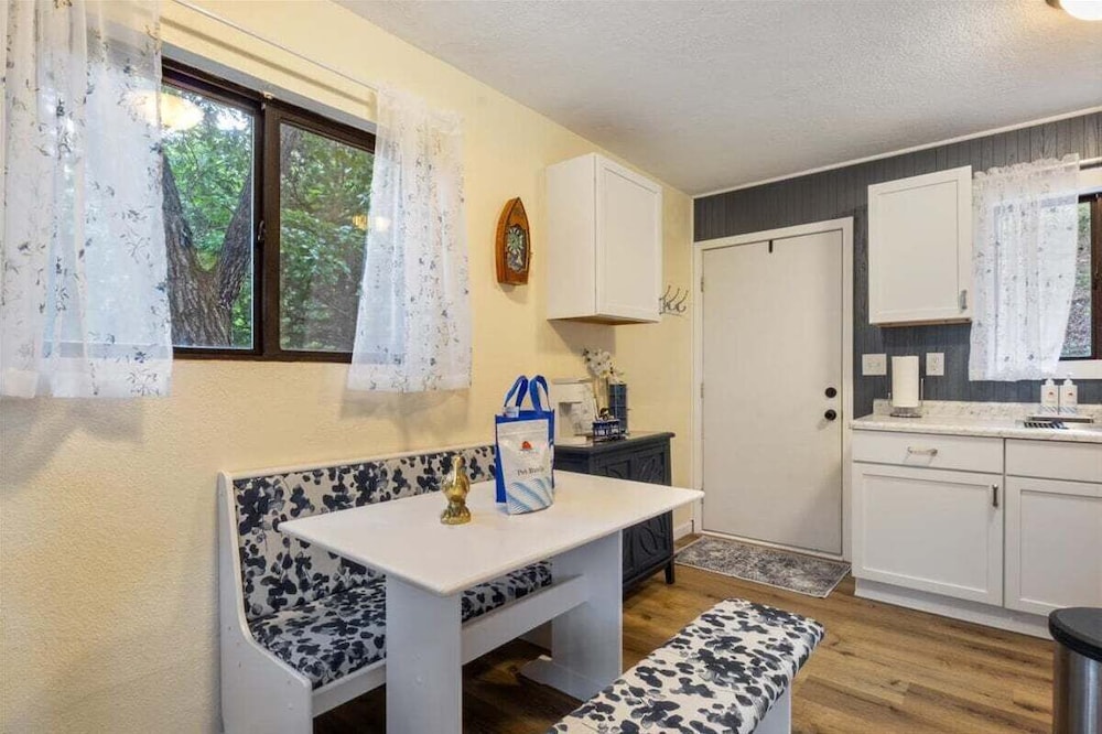 Lakefront Home, Private Dock + Kayaks,arcade Games, Pet Friendly
