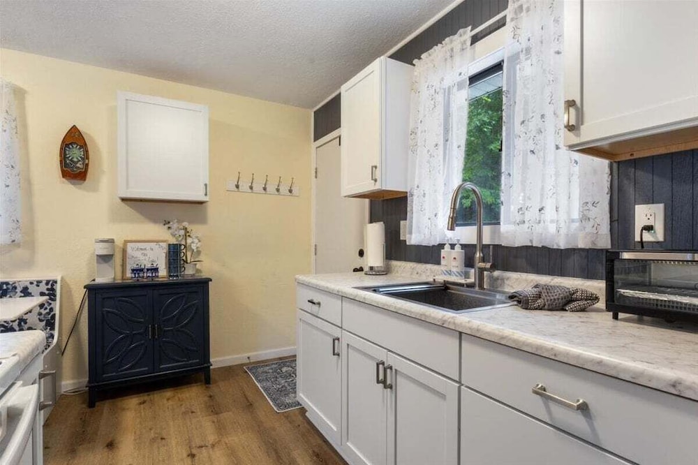 Lakefront Home, Private Dock + Kayaks,arcade Games, Pet Friendly