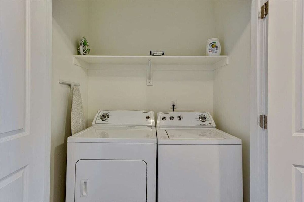 Modern w/ Pool, Gym, Hottub, Golf, Pet Friendly!