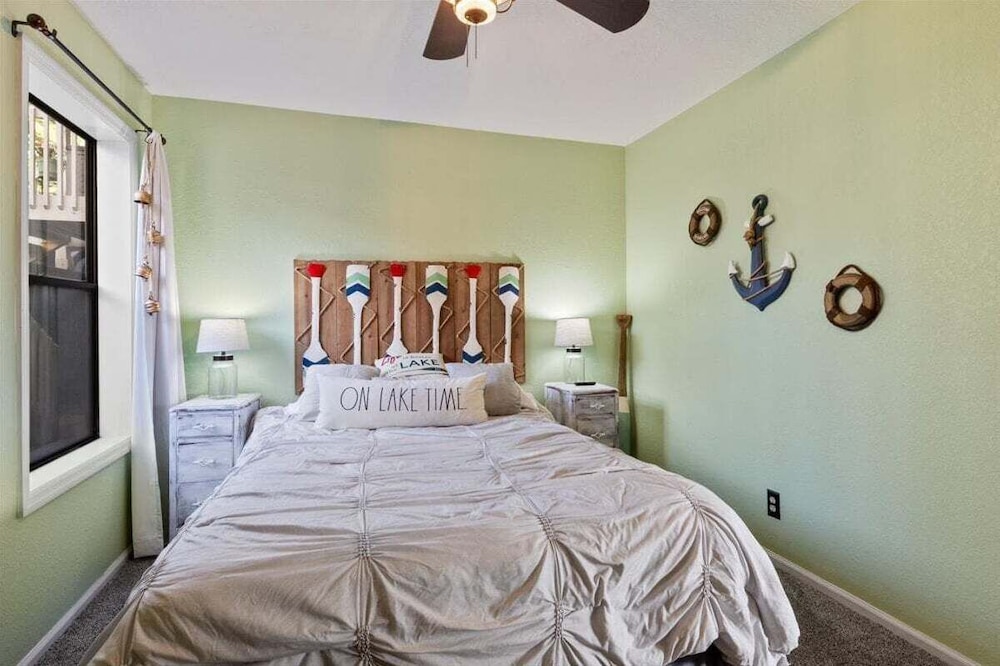 Lakefront Condo w/ Screened Patio, 3 Pools, Boat Slip in Osage Beach