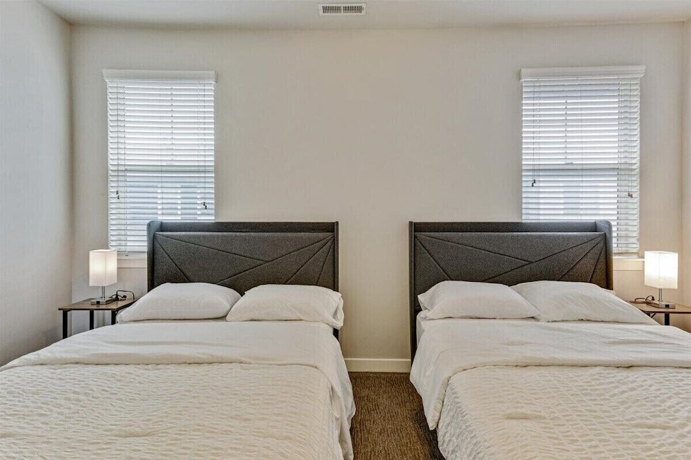 Modern w/ Pool, Gym, Hottub, Golf, Pet Friendly!