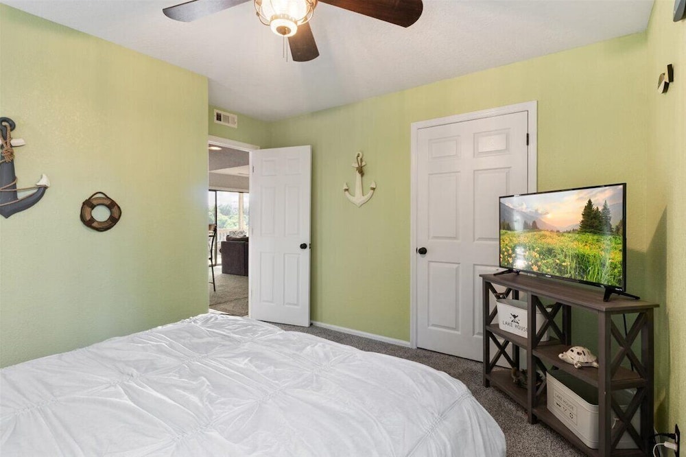 Lakefront Condo w/ Screened Patio, 3 Pools, Boat Slip in Osage Beach