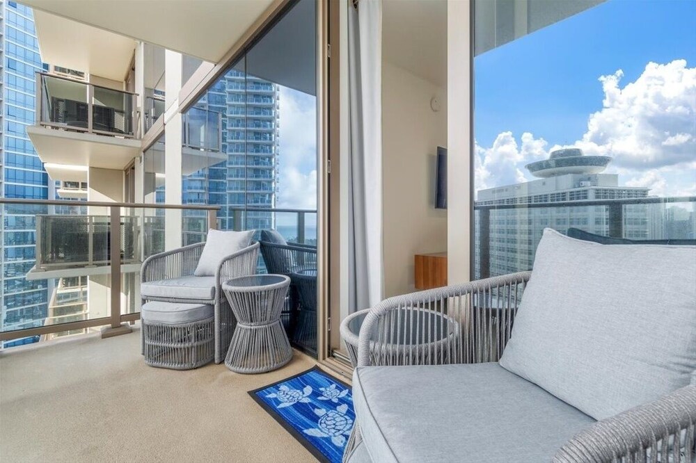 Sky Ala Moana 2307 1 Bedroom Condo by RedAwning view 4