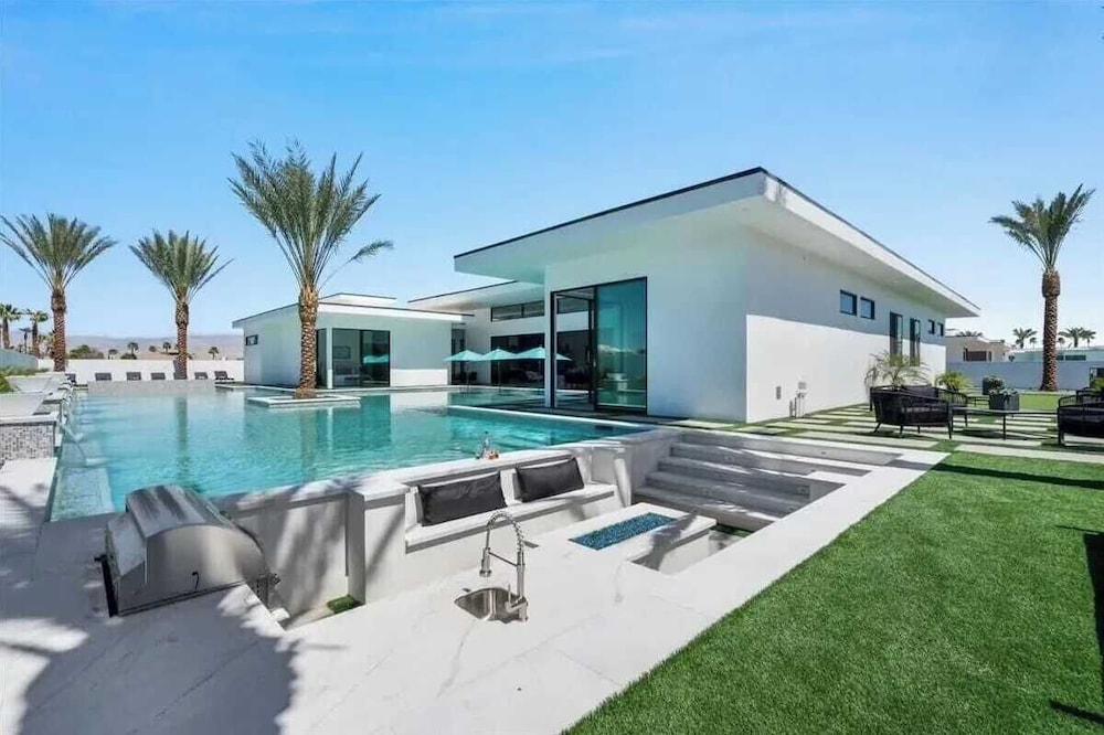 Pool, Hot Tub & Putting Green Minutes From Dining & Golf Bravo Villa #13 by Avantstay