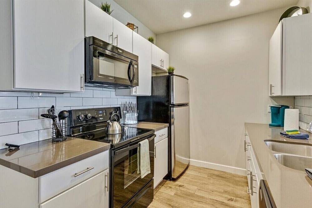 Modern w/ Pool, Gym, Hottub, Golf, Pet Friendly!