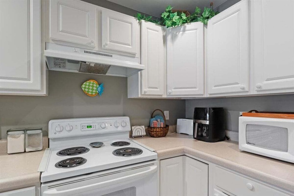 Relaxing Lakefront Condo w/ 2 Heated Pools, Boat Ramp & Slip, Near Golf & Parks