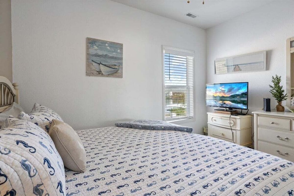 Stunning Main Channel Views, Screened Deck, & Pool