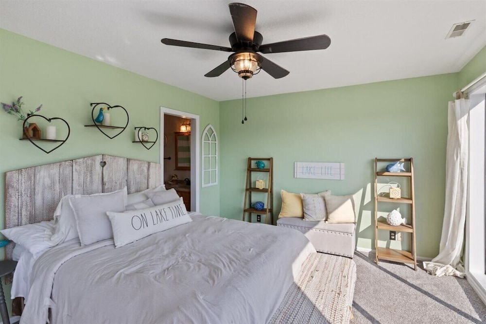 Lakefront Condo w/ Screened Patio, 3 Pools, Boat Slip in Osage Beach