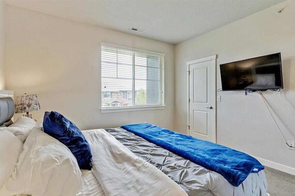 Modern w/ Pool, Gym, Hottub, Golf, Pet Friendly!