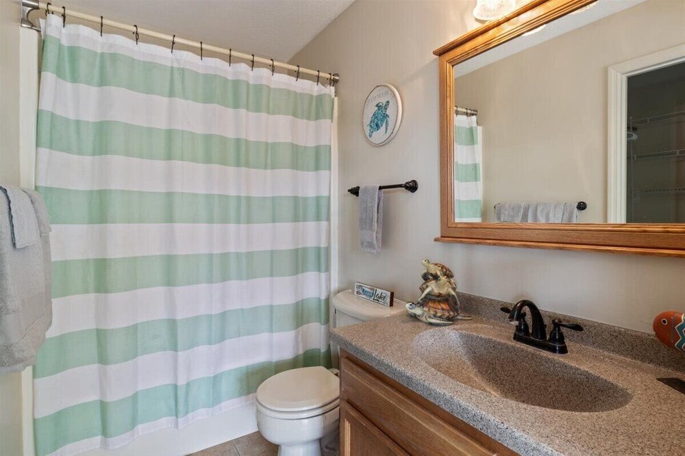 Lakefront Condo w/ Screened Patio, 3 Pools, Boat Slip in Osage Beach