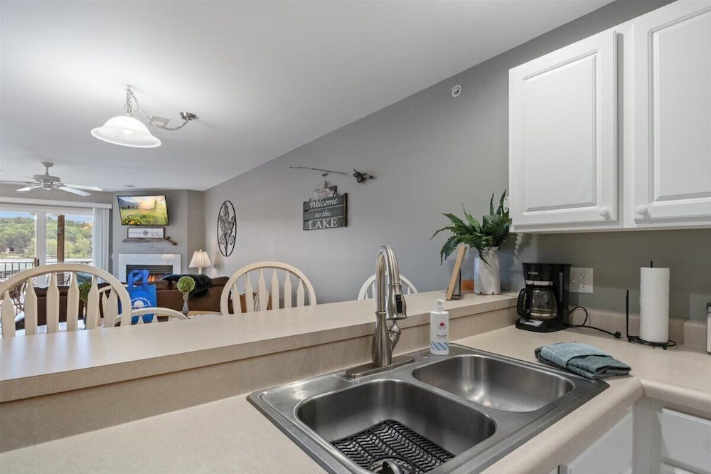 Relaxing Lakefront Condo w/ 2 Heated Pools, Boat Ramp & Slip, Near Golf & Parks